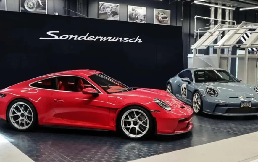 Dy Porsche 911 S/T përfunduan disi me të njëjtën logo