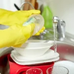 si-te-hiqni-ne-menyre-efikase-ushqimin-e-mbetur-dhe-yndyren-e-djegur-nga-enet-tuaja