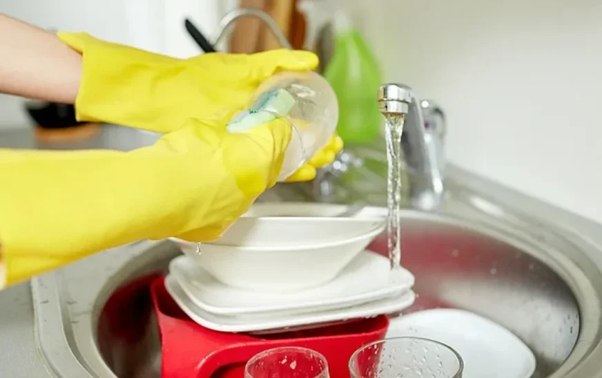 Si të hiqni në mënyrë efikase ushqimin e mbetur dhe yndyrën e djegur nga enët tuaja