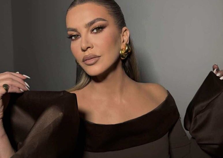 Leonora Jakupi vishet për qejfin e vjehrrës dhe burrit, vishet me fustan deri në fund të këmbëve – duket si rrush