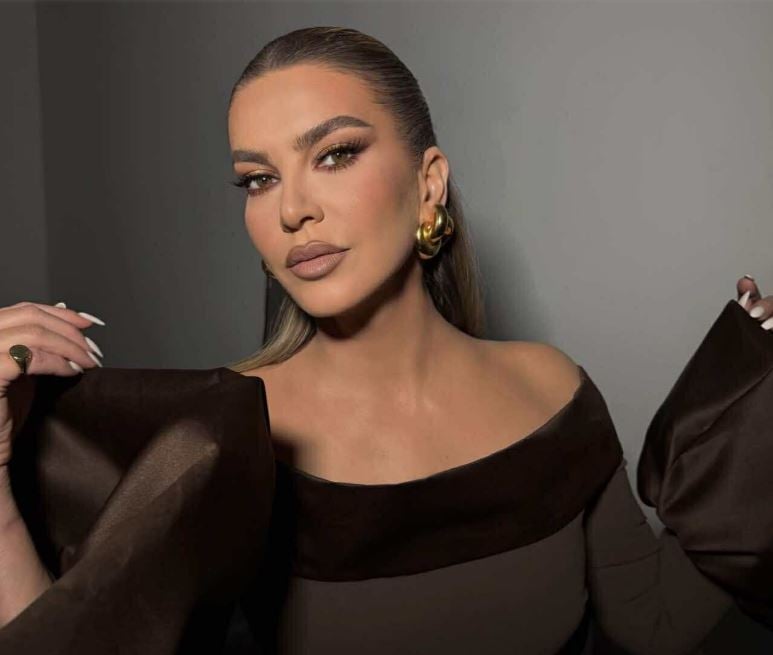 Leonora Jakupi vishet për qejfin e vjehrrës dhe burrit, vishet me fustan deri në fund të këmbëve – duket si rrush