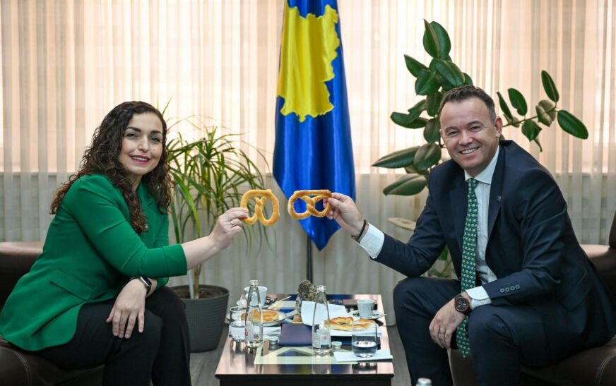 Kritika ndaj Vjosa Osmanit për vizitën në Mitrovicë te Faton Peci, reagon Presidenca