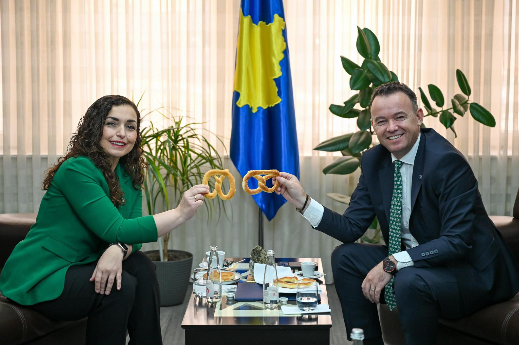 Kritika ndaj Vjosa Osmanit për vizitën në Mitrovicë te Faton Peci, reagon Presidenca