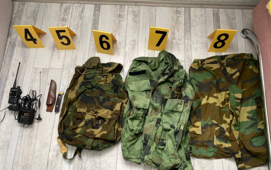 Policia gjen armë, municion e pajisje ushtarake në Leposaviq