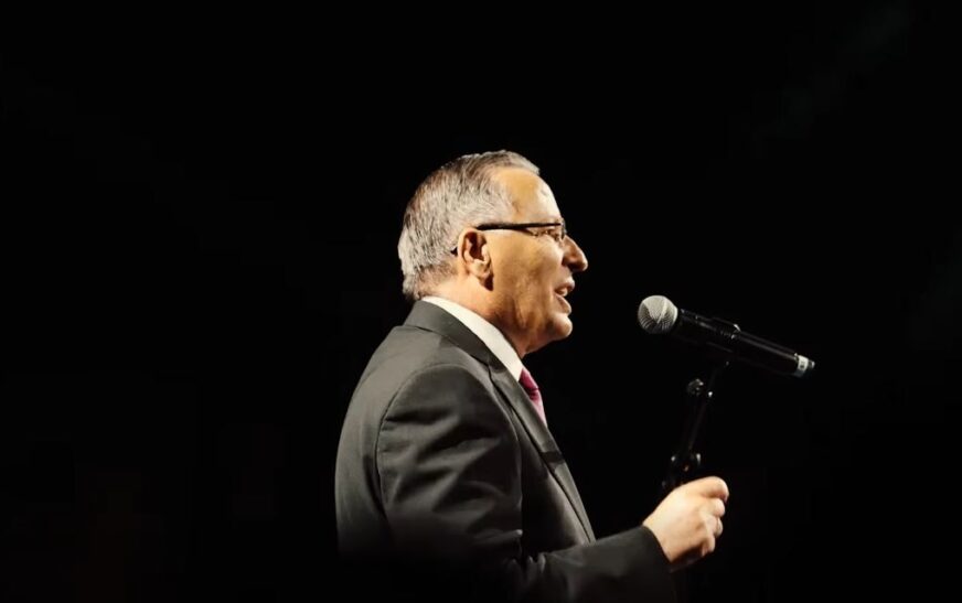 Bedri Hamza prezanton këngën e fushatës “We Rise Together”, të gjeneruar nga Inteligjenca Artificiale (VIDEO)