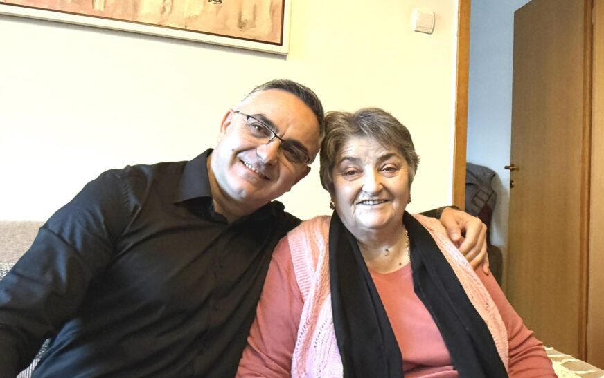 Besnik Tahiri uron nënën për ditëlindje: Të priftë shneta e paç gëzime…