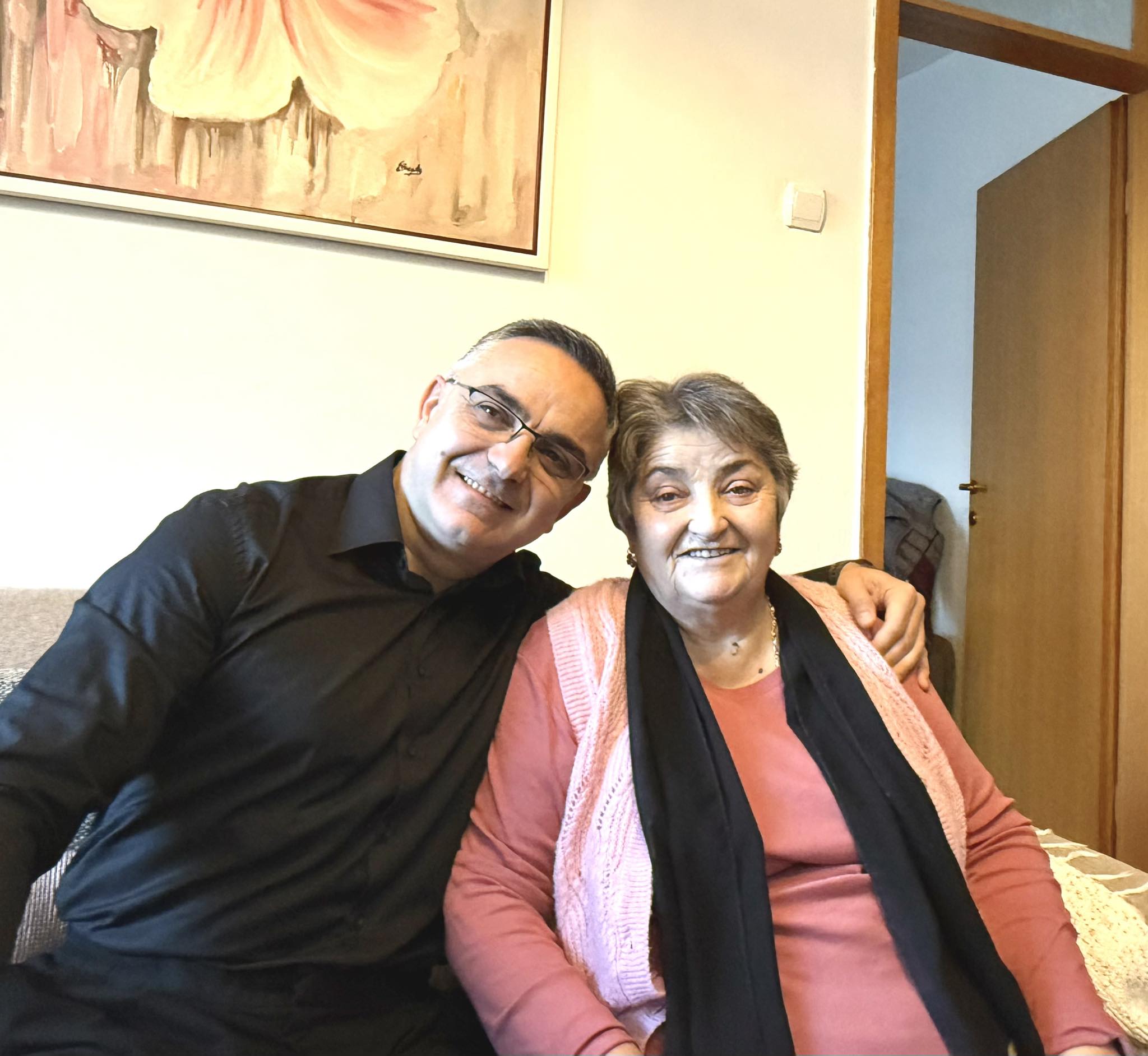 Besnik Tahiri uron nënën për ditëlindje: Të priftë shneta e paç gëzime…