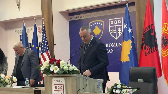 Ramosaj betohet si kryetar i Deçanit, premton transparencë dhe zhvillim për qytetarët