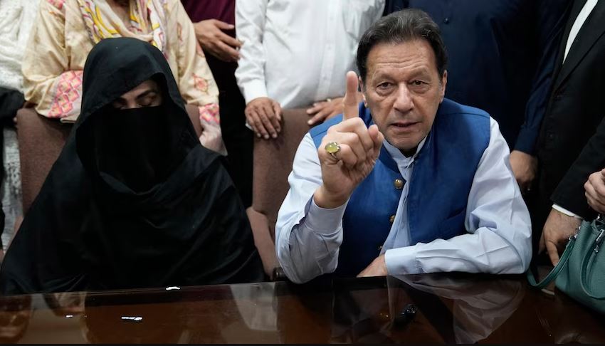 Ish-kryeministri pakistanez dhe gruaja e tij dënohen me nga 17 vjet burg