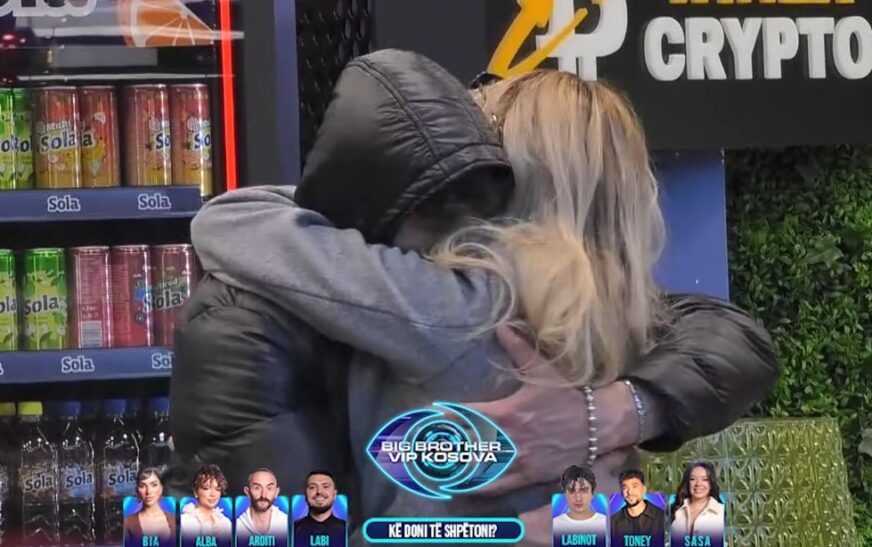 “A më qaf”, Klodi e Elijona me përqafim të ngrohtë (VIDEO)