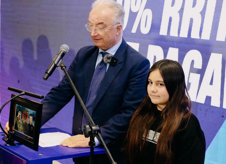 Vajza e ish-ushtarit të UÇK-së i dhuron Xhavit Halitit në Pejë fotografinë e Thaçit dhe Veselit