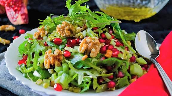 Sallatë festive e Vitit të Ri me shegë dhe arra