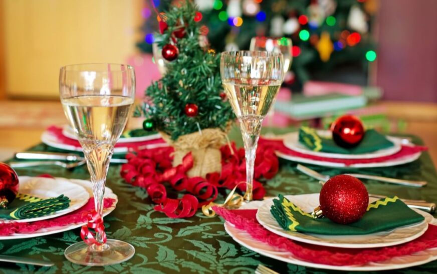 Si duhet dekoruar tavolina e Vitit të Ri – Ide elegante për një natë të paharrueshme