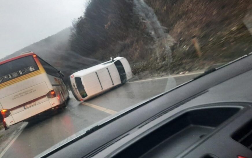 Një i lënduar nga vetaksidenti në aksin rrugor Gjilan-Kamenicë