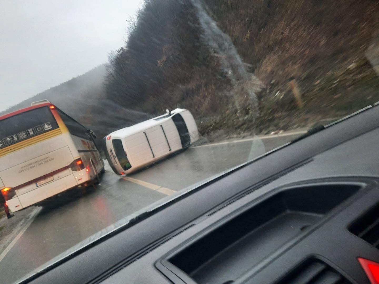 Një i lënduar nga vetaksidenti në aksin rrugor Gjilan-Kamenicë