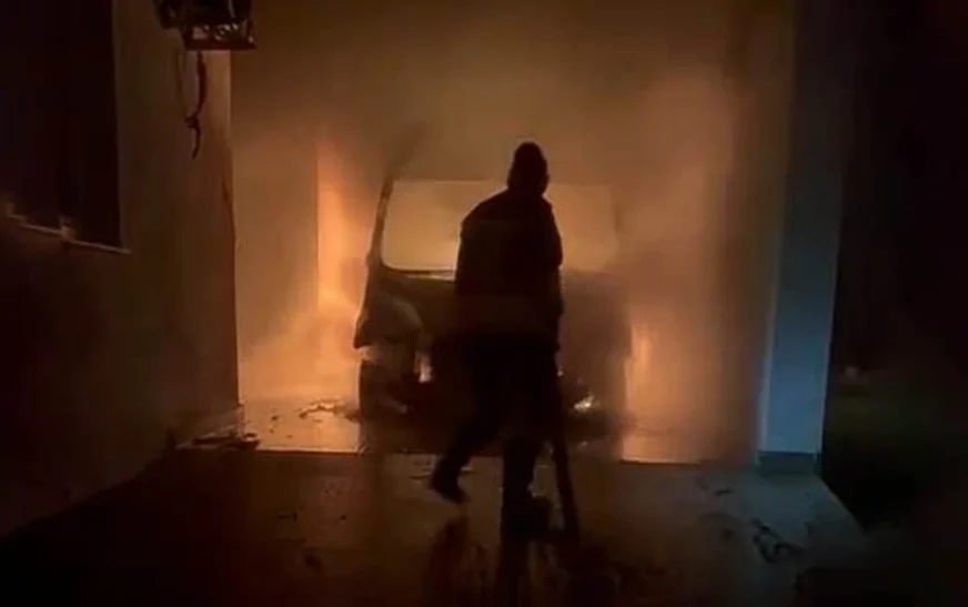 Zjarri dëmton QMF-në në Ratkoc, digjet një autoambulancë – një i dyshuar në kërkim