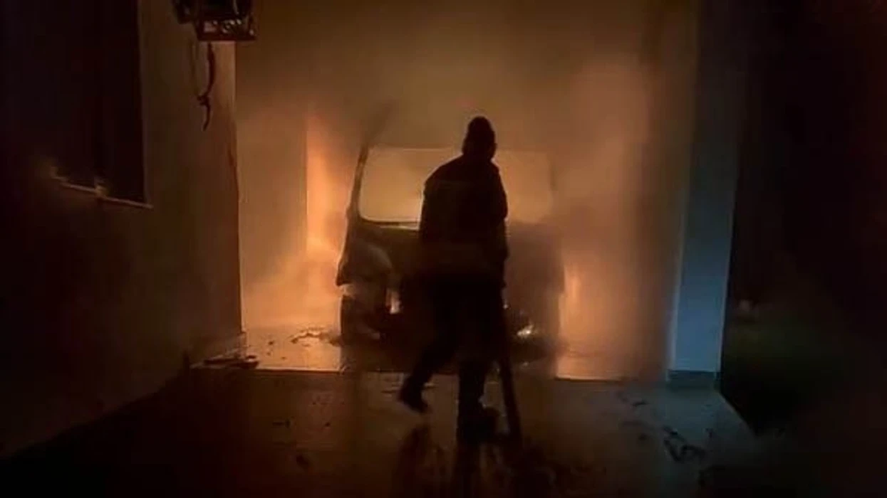 Zjarri dëmton QMF-në në Ratkoc, digjet një autoambulancë – një i dyshuar në kërkim