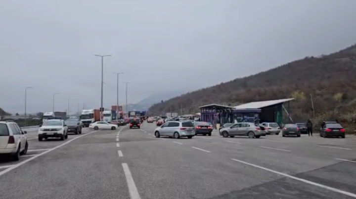Fluks i lartë automjetesh edhe në kufirin Shqipëri-Kosovë
