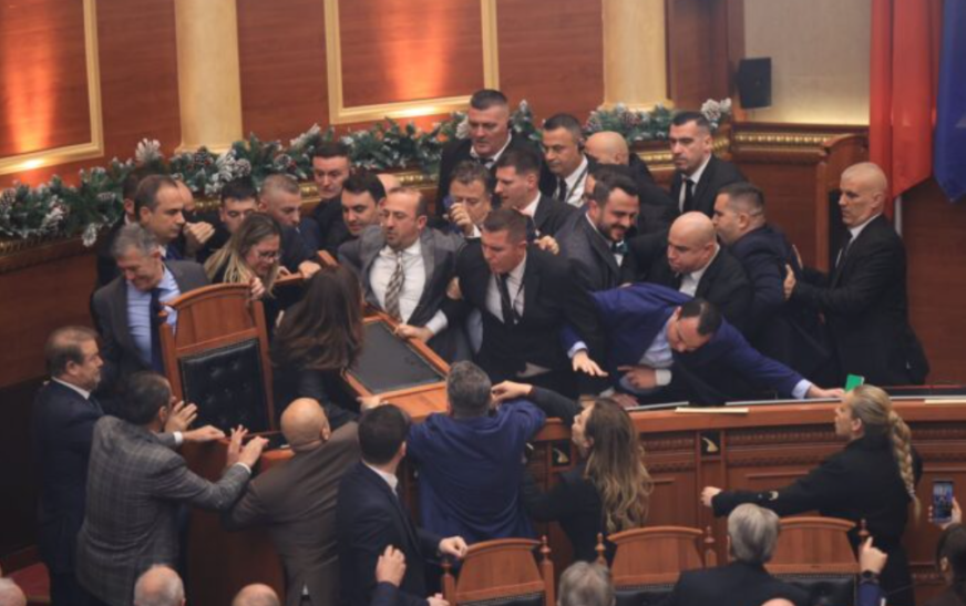 Përjashtohen gjashtë deputetët e PD-së pas kaosit në Kuvend