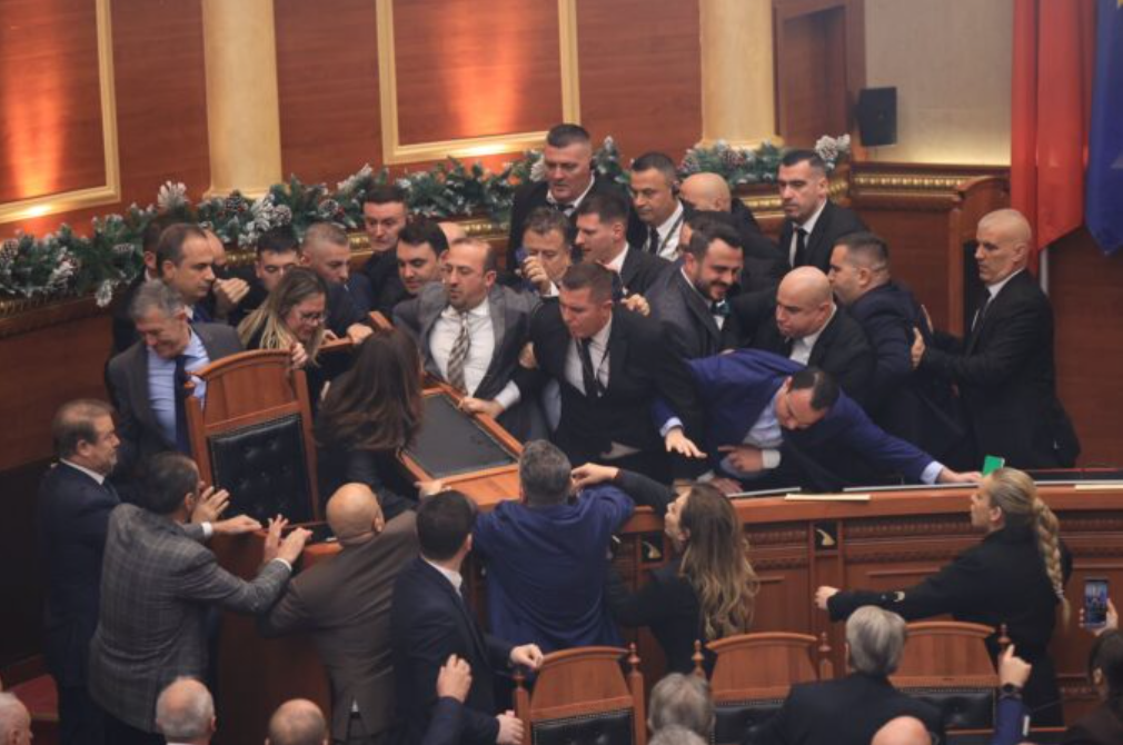 Përjashtohen gjashtë deputetët e PD-së pas kaosit në Kuvend