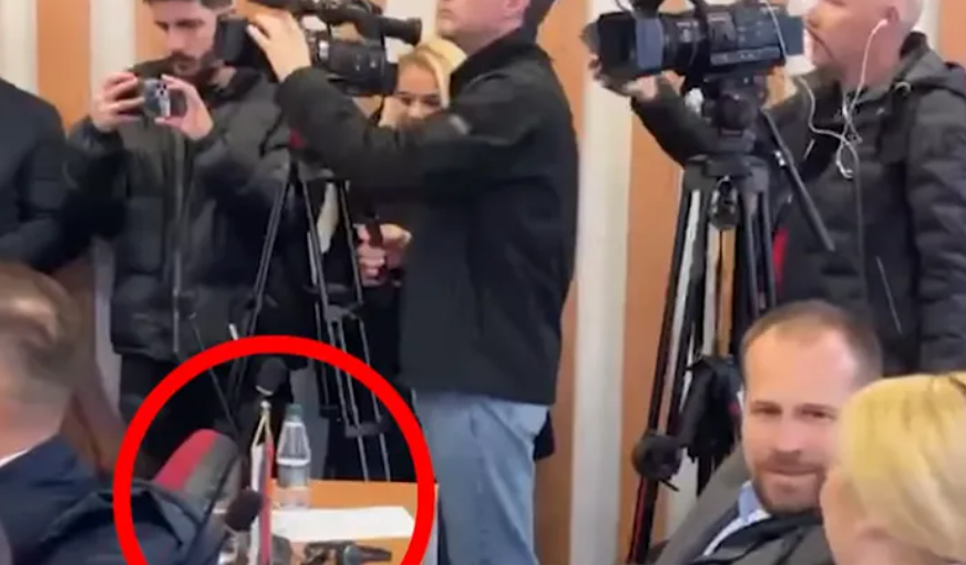 Nis seanca në Mitrovicën e Veriut, asambleisti serb vendos flamurin e Serbisë para vetës