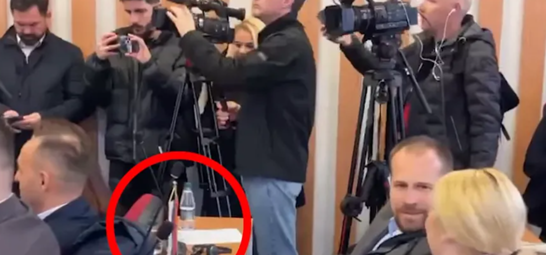 Nis seanca në Mitrovicën e Veriut, asambleisti serb vendos flamurin e Serbisë para vetës