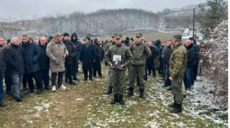 Pa praninë e djalit, varroset babai i Salih Mustafës