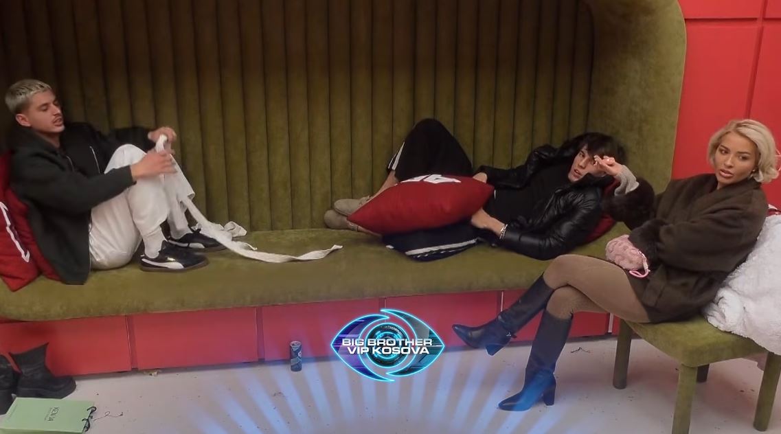 Elijona zgjedh Klodin, banorët luajnë “kë do puthje?” – ja si u përgjigjën (VIDEO)