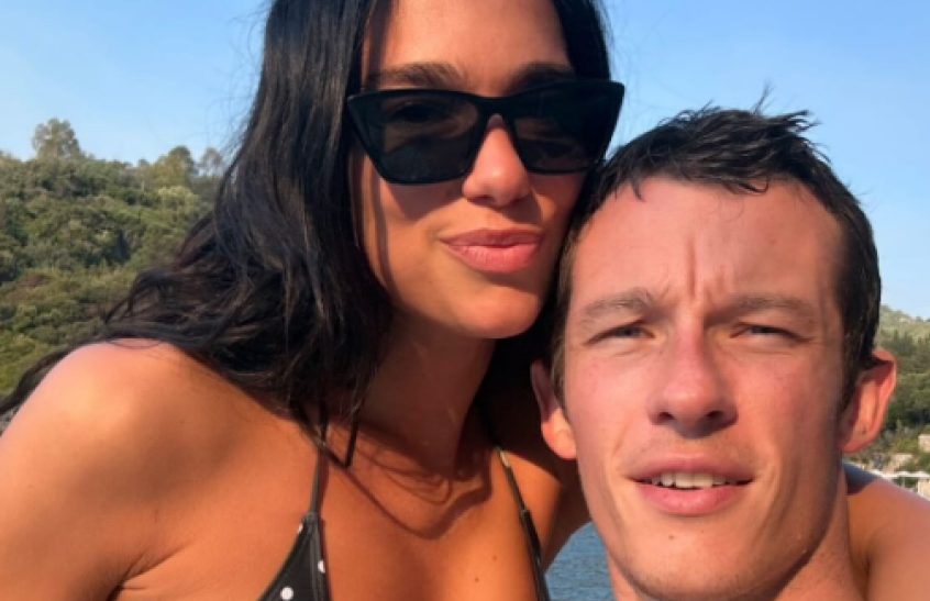 Dua Lipa ndez rrjetin, shfaqet me bikini me të fejuarin e saj në një plazh… (Foto)