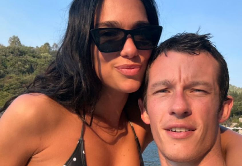 Dua Lipa ndez rrjetin, shfaqet me bikini me të fejuarin e saj në një plazh… (Foto)