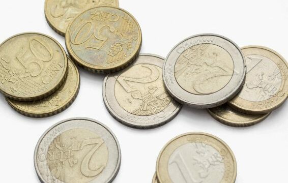 Euro prek minimumin e ri historik