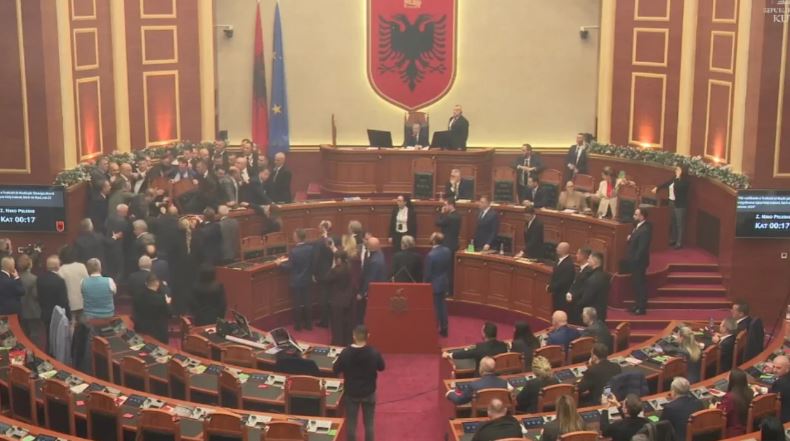 Sërish flakadanë në Kuvendin e Shqipërisë, përjashtohet nga seanca Flamur Noka