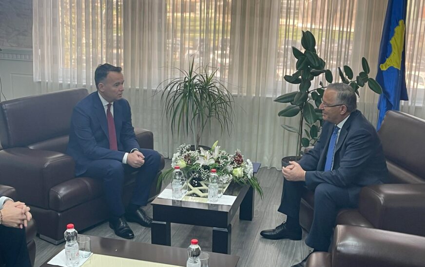 Hamza ia dorëzon detyrën Faton Pecit