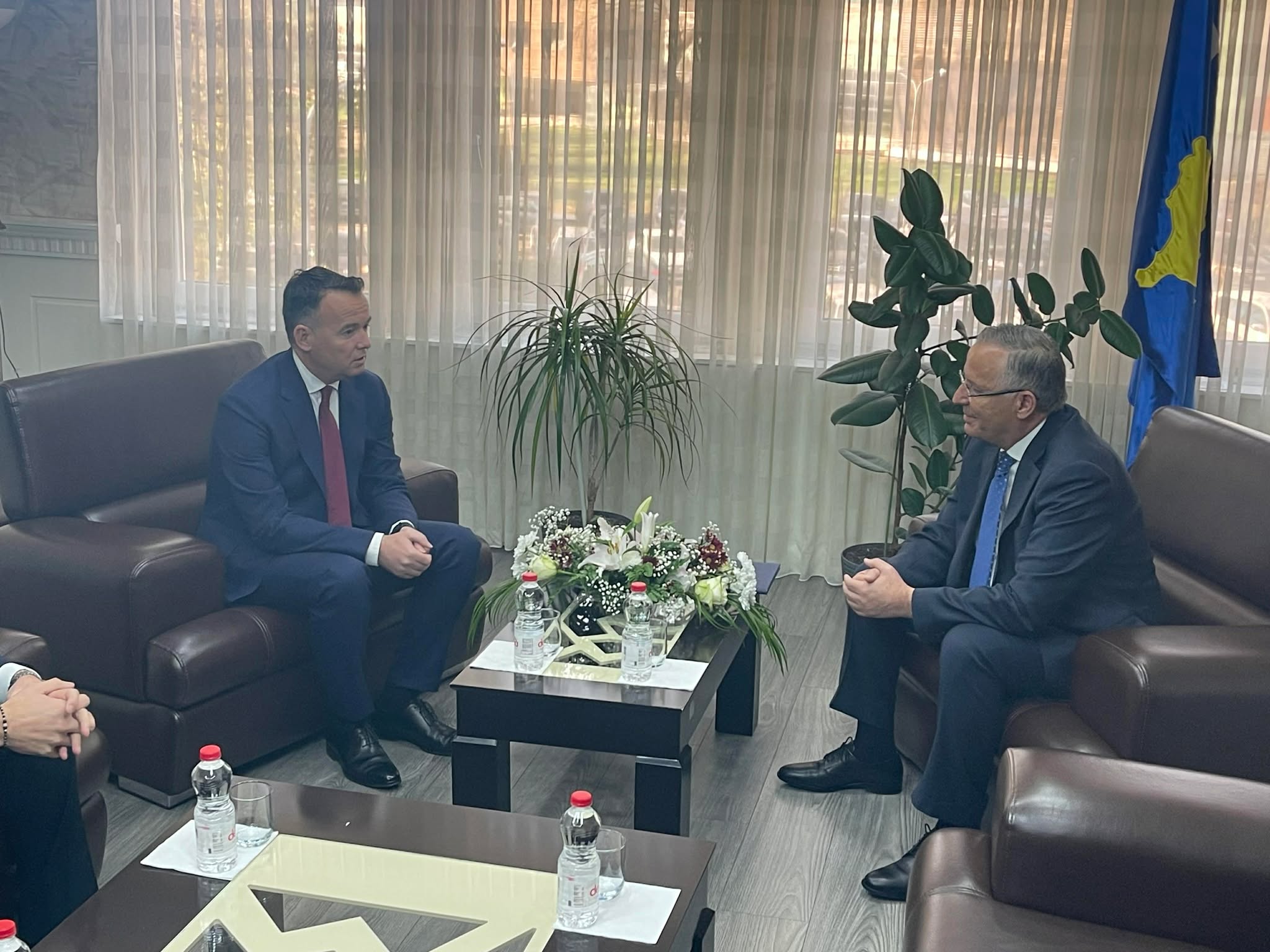 Hamza ia dorëzon detyrën Faton Pecit