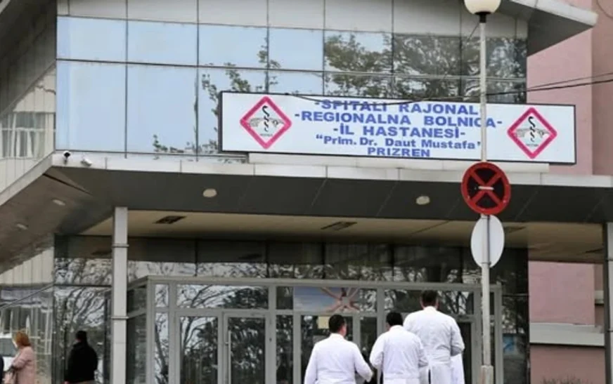 Spitali i Prizrenit konfirmon: Tre fëmijët e shpëtuar nga zjarri janë në gjendje stabile