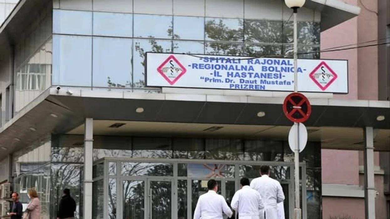 Spitali i Prizrenit konfirmon: Tre fëmijët e shpëtuar nga zjarri janë në gjendje stabile