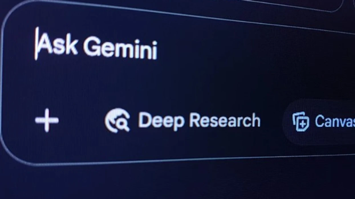 Gemini 3 Flash tregon aftësi të larta, por shpik informacion kur s’e di përgjigjen