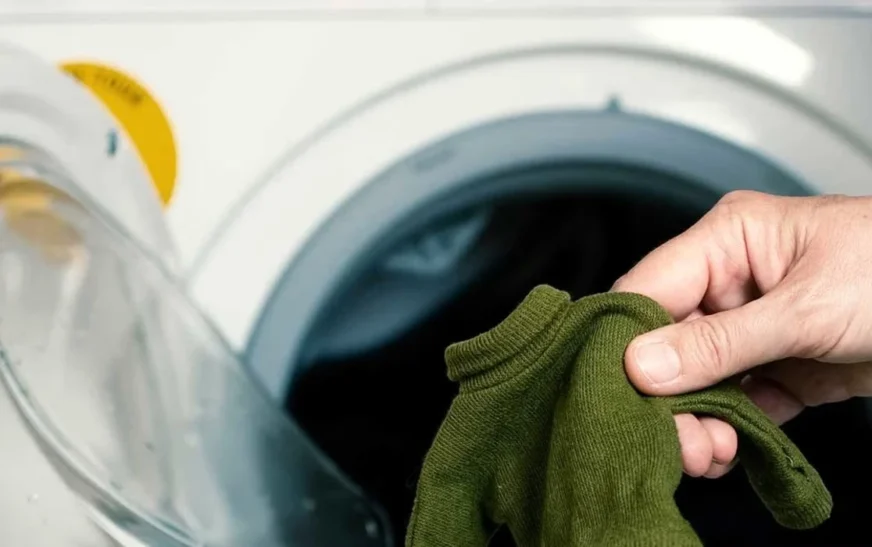 Gabimi në rrobalarëse që po ju dëmton veshjet: Ekspertët tregojnë si të zgjasë gardëroba