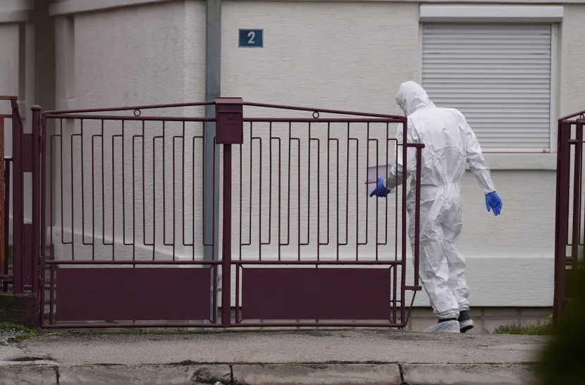 Misteri i krimit në Çaçak të Serbisë, brenda shtëpisë u gjetën trupat e vdekur të dy prindërve dhe djalit të tyre