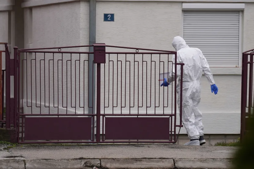 Misteri i krimit në Çaçak të Serbisë, brenda shtëpisë u gjetën trupat e vdekur të dy prindërve dhe djalit të tyre