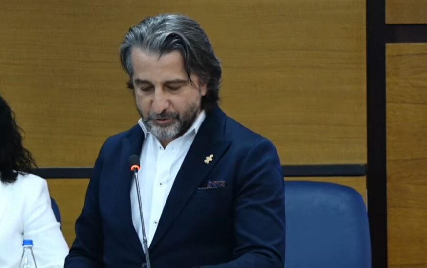 Rama pas betimit, zotohet se do ta kryejë detyrën me ndershmëri dhe besnikëri