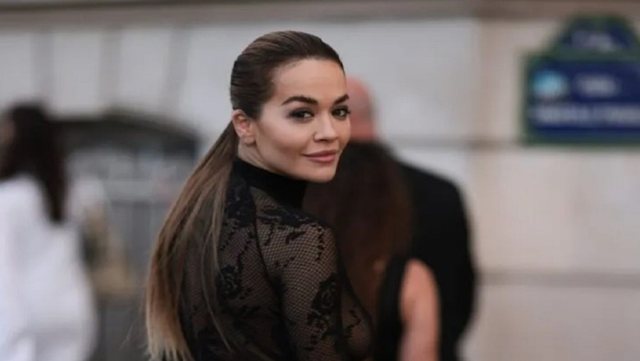 Rita Ora tërheq vëmendjen me paraqitjen e saj, në Javën e Modës në Paris