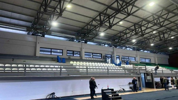 Pushteti i ri i Mitrovicës V. nis ndërrimin e karrigeve në sallën e sportit me ato të flamurit serb – ndërhyn policia