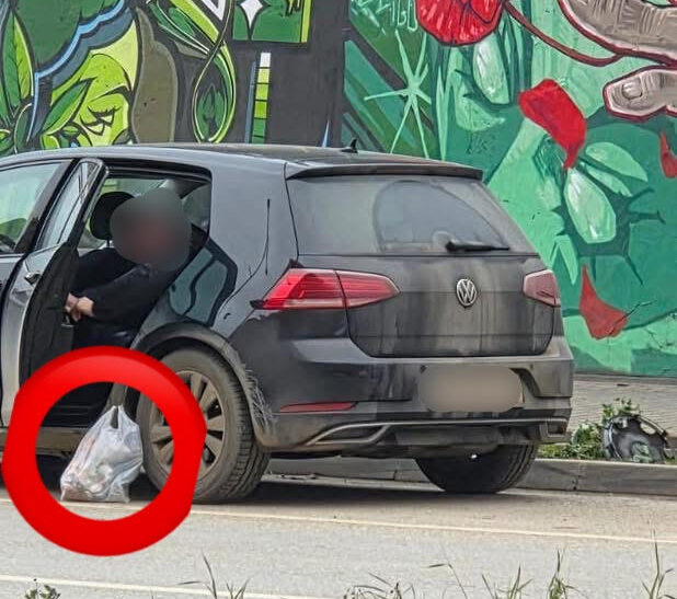 Hodhi mbeturina në rrugë nga vetura, gjobitet një person në Prishtinë