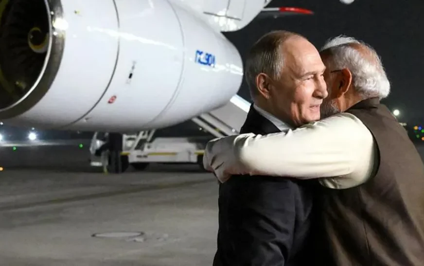 Putini mbërrin në Indi, pritet me përqafim nga Modi