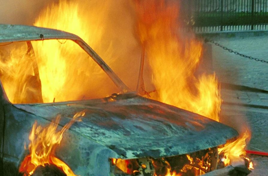 Arrestohet 23-vjeçari, dyshohet për djegien e një veture në Lipjan