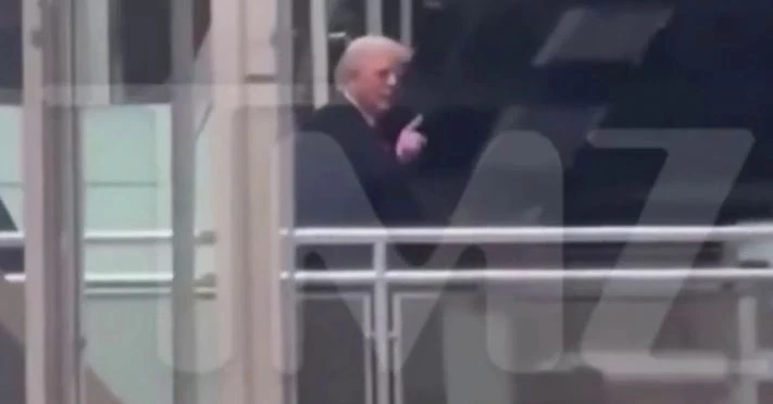 Trump s’përmbahet, ia ngrit “gishtin e mesëm” një protestuesi – publikohen pamjet