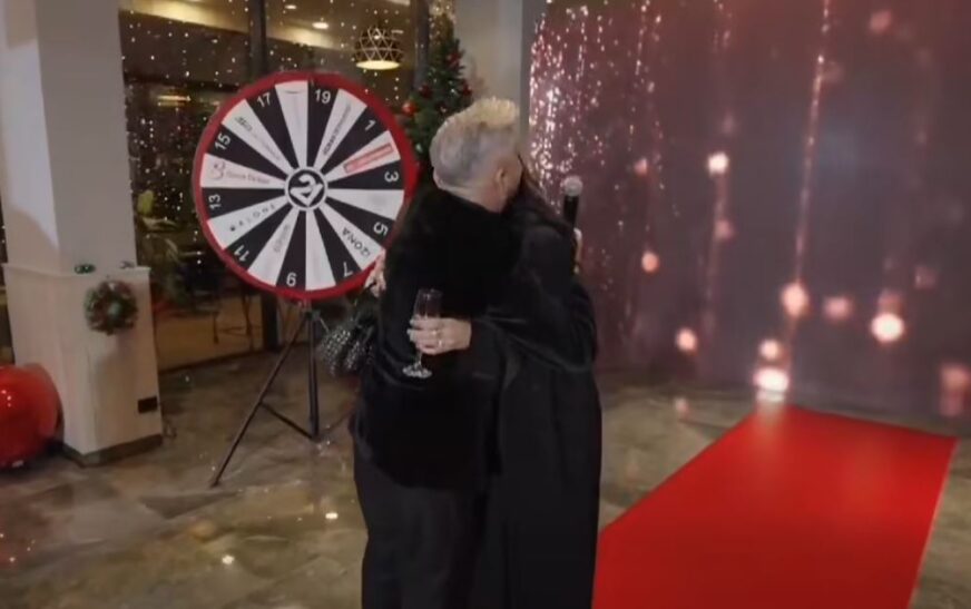 “Të kam lëndu…”, momenti emocionues kur përqafohen Dafina e Labi