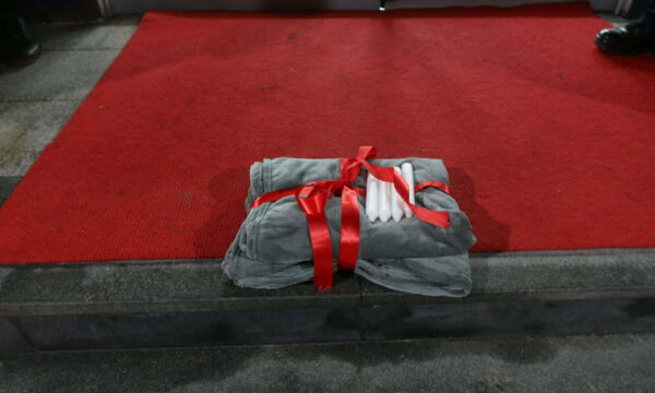 Qebe e qirinj si “dhuratë” për Kurtin, rinia e PDK-së me aksion simbolik për rrymën para Qeverisë