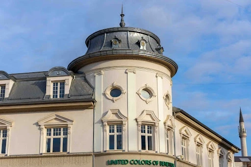 Përfshihet nga zjarri depoja e ish-Hotel Unionit